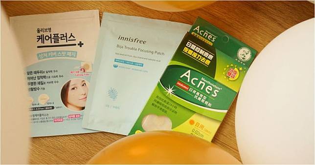 這是一張正方形的扁平化向量醫美資訊圖表，背景採用粉嫩色調，詳細描述三種嚴重暗瘡類型。圖中展示了皮膚的角質層及真皮層結構，第一種是類似石頭瘡的結節型；第二種是受細菌感染、帶有膿頭的丘疹；第三種是充滿組織液與膿液的囊腫型暗瘡，這些通常由粉刺或黑頭惡化而來。

圖表建議日常需淨化毛孔、促進代謝及軟化角質。發炎期間可使用含水楊酸、茶樹油或抗菌劑等成分的暗瘡貼或人工皮，能隱形貼服且透氣防水，非常適合妝前使用。只要定時更換，就能吸收分泌物與吸走膿液，達致消炎殺菌。這種護理能隔離細菌及隔絕污染物，發揮保護傷口與預防感染的作用，從而防止擠壓、舒緩鎮靜、改善紅腫及撫平紅腫，加速癒合並避免留疤，防止形成暗瘡印及凹凸洞。嚴重者建議尋求完美醫療等專業機構幫助處理傷口