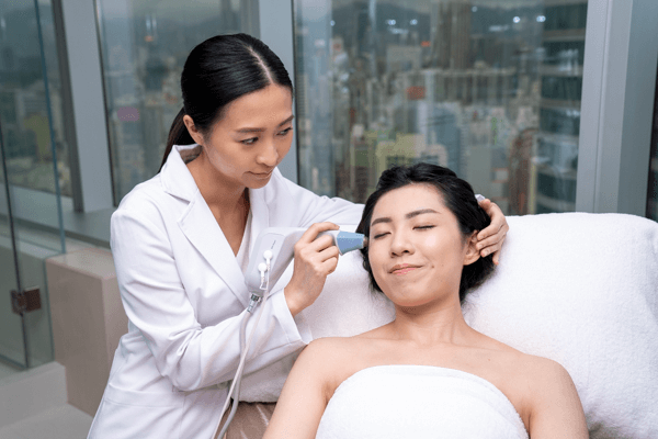 進行去暗瘡印療程