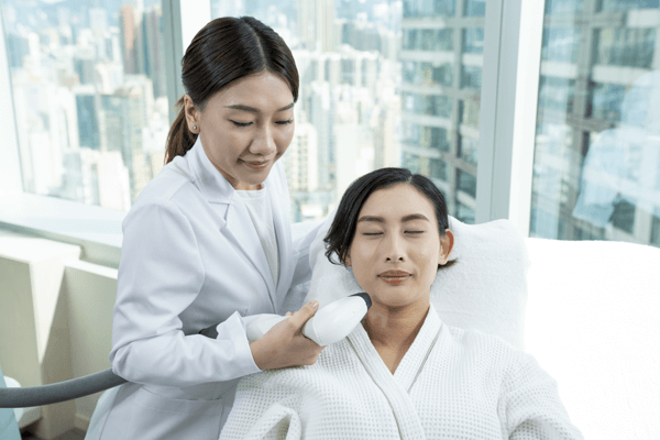 进行颈纹枪疗程 