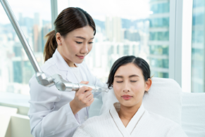 進行皮秒去斑療程